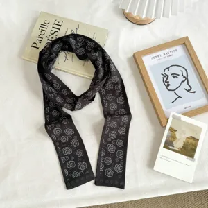 Élégant foulard skinny noir à fleurs, twilly polyvalent pour le cou, les cheveux ou sacs.