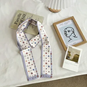 Foulard Twilly en soie à imprimé géométrique chic pour femme, écharpe longue et élégante.