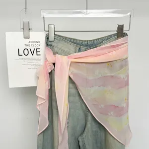 Sciarpa in chiffon floreale con jeans vita accessorio dettaglio vista primo piano.