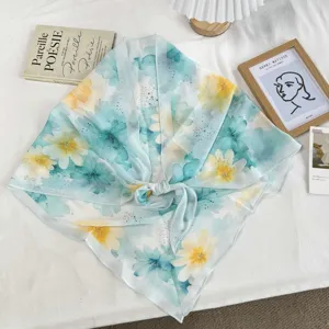 Sciarpa triangolare floreale, scialle in seta leggero, accessorio da vita versatile donna.