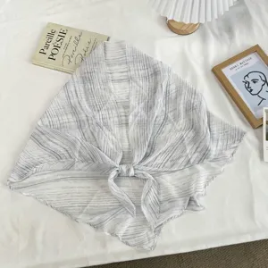 Elegante foulard triangolare trasparente da donna, scialle leggero e accessorio da vita per outfit.