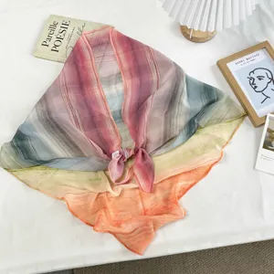 Foulard triangolare in seta sfumata, scialle leggero ed elegante accessorio alla moda per vita donna.
