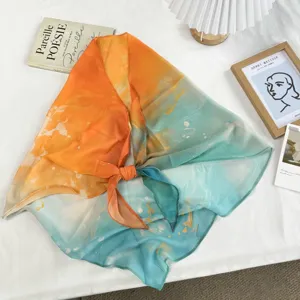 Elegante sciarpa triangolare in seta sfumata da donna, scialle leggero e accessorio per vita.