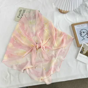 Foulard triangolare in seta floreale rosa, leggero accessorio da cintura per stratificazione.