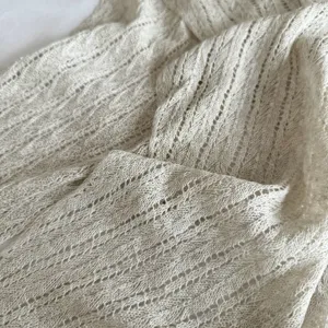 Lyocell linnen breisel detail, delicate opengewerkte textuur, zachte en ademende zomerse sjaal.