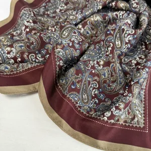 Detaillierter Blick auf vintage Paisley Muster Schal, elegante bordeauxfarbene Halstuch.