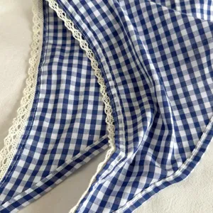 Blauwe ruitjes haar sjaal stof detail voorzien van delicate witte kant afwerking.