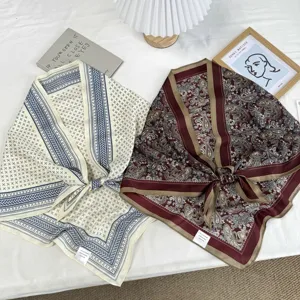 Vintage geometrisches und Paisley-Muster quadratisches Halstuch, stylisches Retro-Schal-Accessoire.