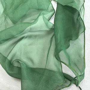 Gros plan détaillé d'un tissu de foulard en mousseline vert transparent et élégant.