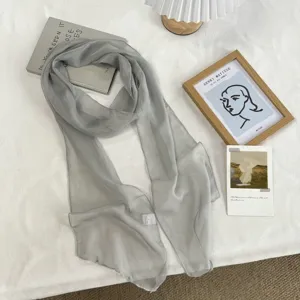 Foulard de cou en mousseline gris uni pour femme, châle léger transparent mode printemps.
