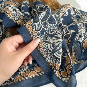 Λεπτομερής λήψη vintage τετραγωνικού μαντιλιού paisley με ωραία υφασμάτινη υφή.