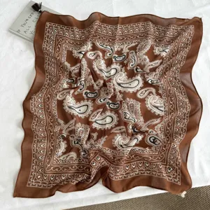 Καφέ vintage κασκόλ με σχέδιο paisley, κομψό ρετρό μπαντάνα για γυναικείο στιλ.