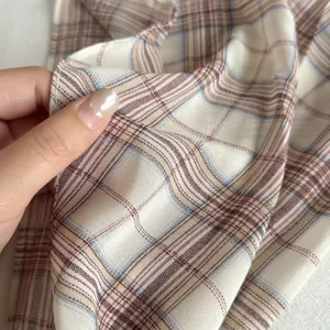 Detailansicht eines eleganten karierten Seidenschals für Damen Hals und Haar Dekoration.