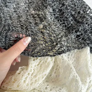 Detailopname van de lichte gebreide sjaal textuur details, ademende zomermode.