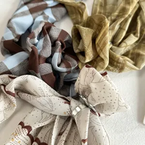 Detailansicht von modischen Damen Seidentuch und Haarschmuck Set mit Metallring und Prints.