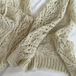 Detailopname van vintage ajour gebreide omslagdoek, ademende net sjaal voor de zomer.