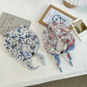 Foulard triangolare con stampa floreale e perline regolabili, ideale sciarpa estiva e fascia.