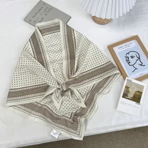 Retro geometrisches Dreiecktuch, vintage braunes bedrucktes dekoratives Schal oder Tuch.