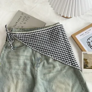 Zwart-wit geruite driehoekige sjaal, stijlvolle taillewrap en veelzijdig haaraccessoire.