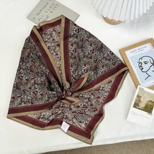 Detailaufnahme eines luxuriösen Retro-Paisley-Quadratschals mit elegantem Bordeaux-Ton.