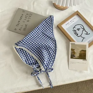 Blauw-witte ruitjes hoofddoek met delicate kanten rand, cottagecore haaraccessoire mutsje.