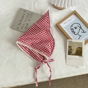 Rood gingham driehoekige hoofddoek detail, retro landelijke katoenen haarwrap met kant.