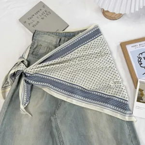 Retro geometrisches Muster Dreieckstuch mit Jeans, vielseitiges Kopftuch oder modischer Schal.
