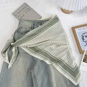 Vintage geometrisches Muster Dreiecktuch gestylt auf Jeans, ästhetisches Accessoire.