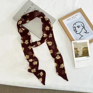 Chique smalle sjaal in bordeaux met gele abstracte bloemmotieven voor nek of stijlvol haar.
