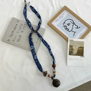 Retro paisley blauwe stoffen sjaal ketting met kralen hanger chique accessoire.