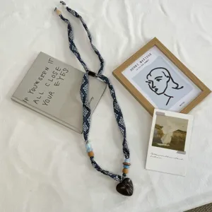 Vintage paisley sjaal ketting met kralen en hartvormige hanger, elegante accessoires.
