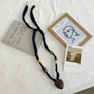 Vintage stippen stof ketting met kleurrijke kralen en houten hart hanger voor vrouwen.
