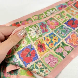 Foulard long en soie artificielle à impression florale, accessoire élégant pour femme.