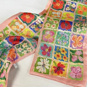 Gros plan détaillé d'un long foulard en soie coloré à motif floral style peinture à l'huile.