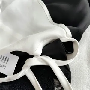 Wit kant afwerking lange gelaagde rok detail zwart-wit veelzijdig kledingstuk accessoire