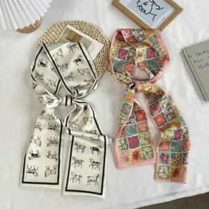 Foulard skinny élégant effet soie avec motifs classiques de chevaux et fleurs pour femmes.