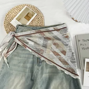 Gedetailleerd overzicht van vintage geometrische driehoekige sjaal gecombineerd met denim rok.