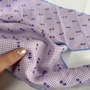 Lila Vichy-Karo Schal mit blauem Rand, vintage weiches Halstuch Detailaufnahme im Sommer.