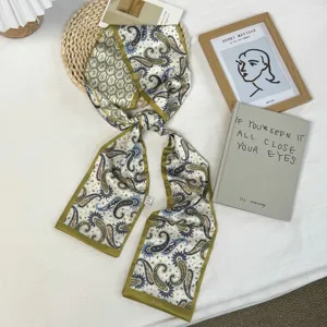 Élégante écharpe en soie à motif cachemire pour femmes, foulard vert chic et ruban.