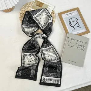 Détail du foulard twilly cachemire noir et blanc, ruban élégant pour coiffure ou cou.