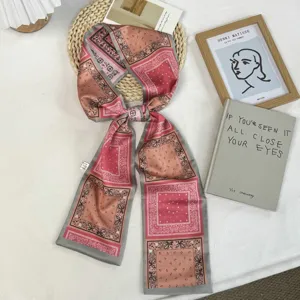 Vue détaillée de l'écharpe fine rose à motif cachemire, accessoire élégant pour femmes.