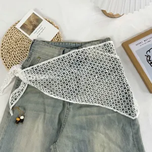 Weißes ausgehöhltes Strick-Dreiecktuch stilvolles Layering-Taillenaccessoire für Damen chic