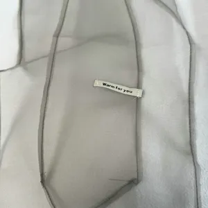 Foulard en soie fin et long unie pour femme, écharpe texturée respirante et élégante.