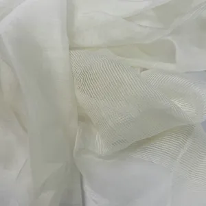 Gros plan sur le tissu léger en résille blanche, châle transparent et respirant pour femmes.