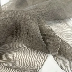 Vue détaillée de l'écharpe en filet léger, montrant un tissu texturé et un beau tombé.