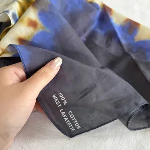 Primo piano sul dettaglio del fazzoletto in cotone tie-dye, morbida trama e fantasia unica.