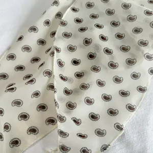 Lichtgewicht zijden sjaal met paisley print voor dames, elegante lente- en zomerhalsdoek.