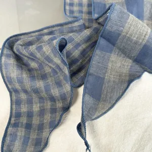 Detailaufnahme des blau-grauen Karotuchs mit weicher Stoffstruktur und feiner Kantenverarbeitung.