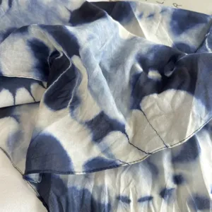 Primo piano di un elegante foulard di cotone tinto in blu, morbido tessuto leggero.
