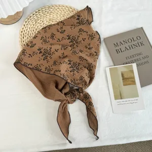 Retro bruine bloemen driehoek sjaal, chic haarband en stijlvolle halsdoek voor dames lentemode.